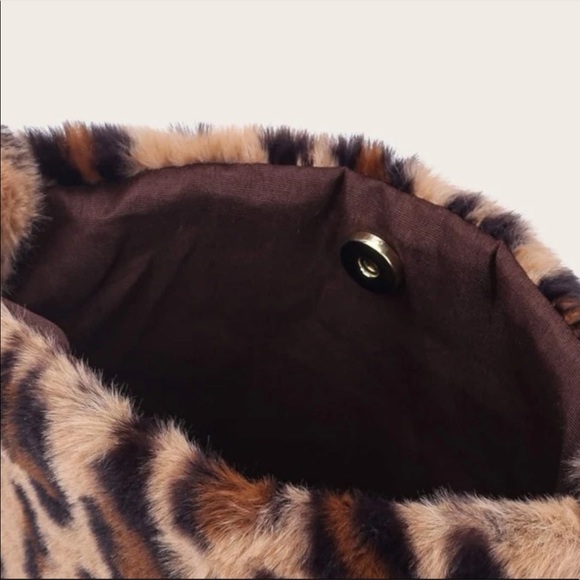 Leopard Fluffy Crossbody Bag - Picture 4 of 5